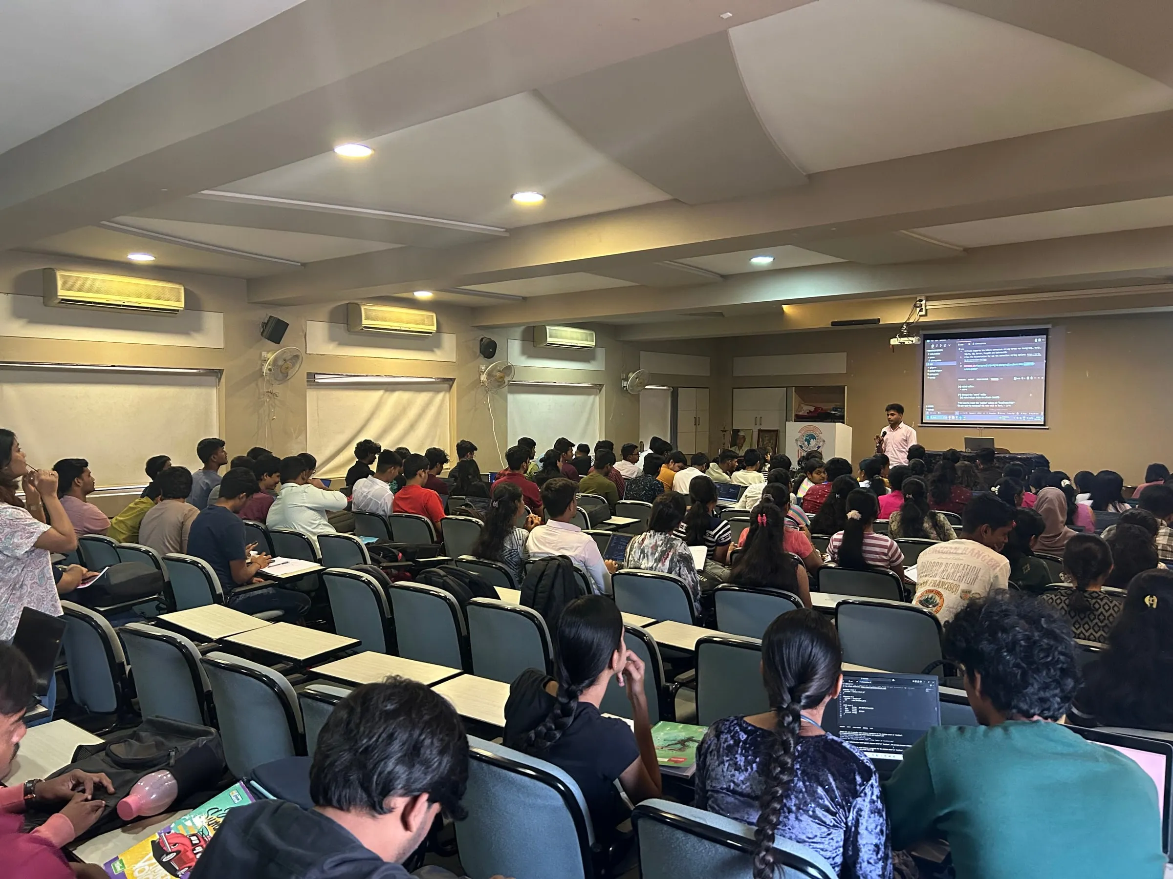 A full lecture hall of students at a Brainfloss Foundation campus workshop